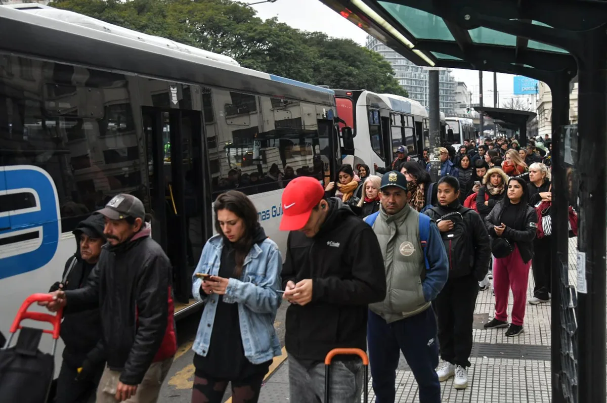 Hay problemas para cargar la SUBE: largas filas y demoras en estaciones de subte y trenes