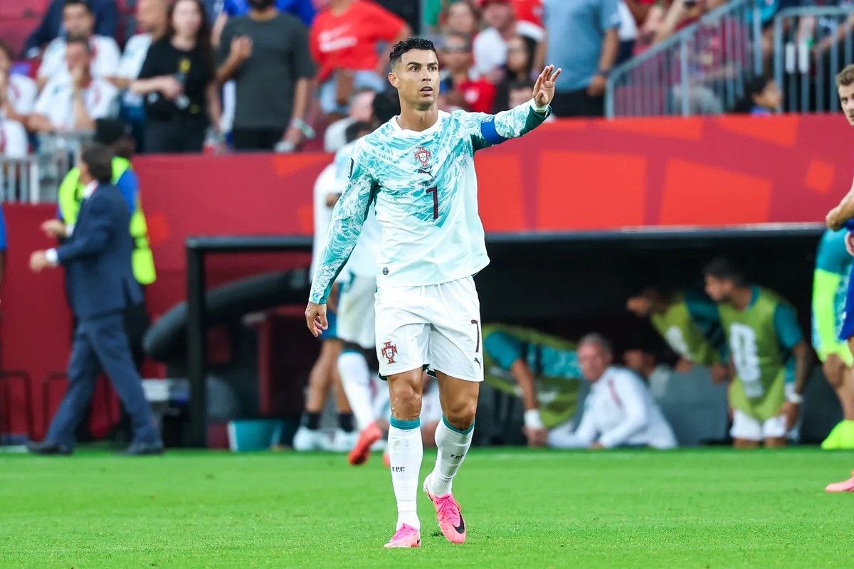 Cristiano Ronaldo é suspenso pela Federação Portuguesa após abandonar seleção