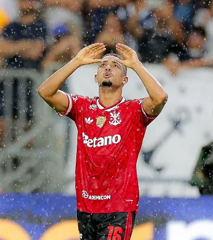 Flamengo vence Remo e assume liderança do Brasileirão