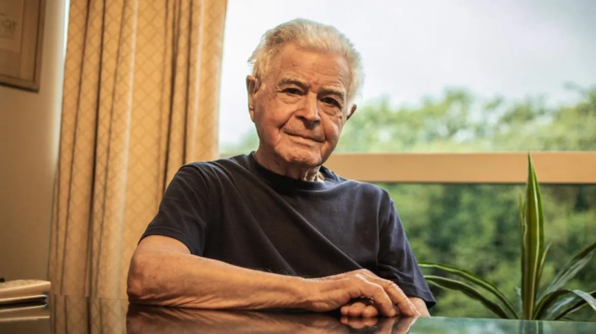 El médico de 99 años que camina 6 mil pasos al día y atiende a sus pacientes con IA: “Tengo más ideas que tiempo”