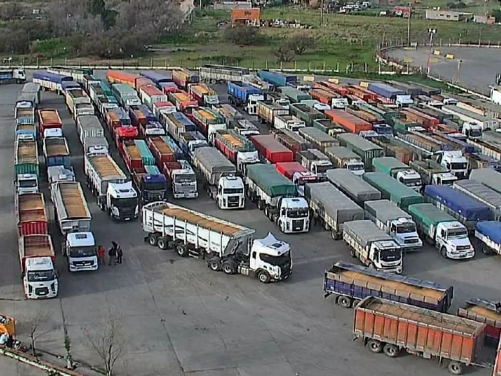 Puerto de Bahía Blanca: bajaron a 300 los camiones demorados, pero el conflicto gremial sigue abierto