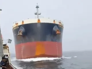 Une spectaculaire collision entre un bateau de pêche et un navire de marchandises filmée au large de Singapour