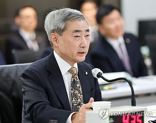 한은 총재 "선제 금리 인상으로 시간 벌어…궁극적 비용 축소"
