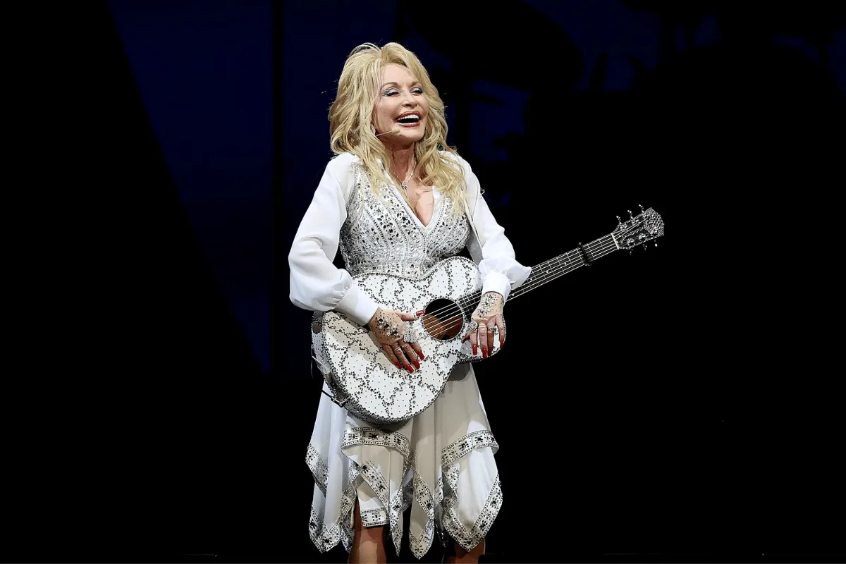 Dolly Parton fez do maximalismo sua maior assinatura de estilo