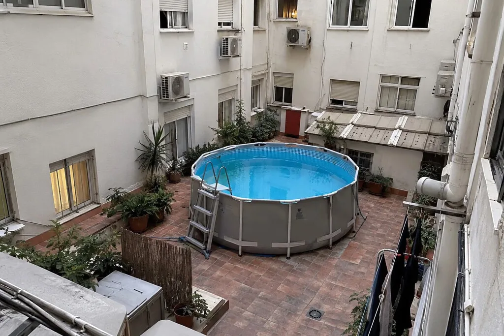 Se sigue buscando al vecino de Salamanca que colocó una piscina de 2 metros cúbicos en el patio de luces de su comunidad de vecinos