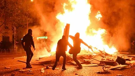 "La colère de la jeunesse met le feu à la France" : les violences du 17 octobre vues de l'étranger