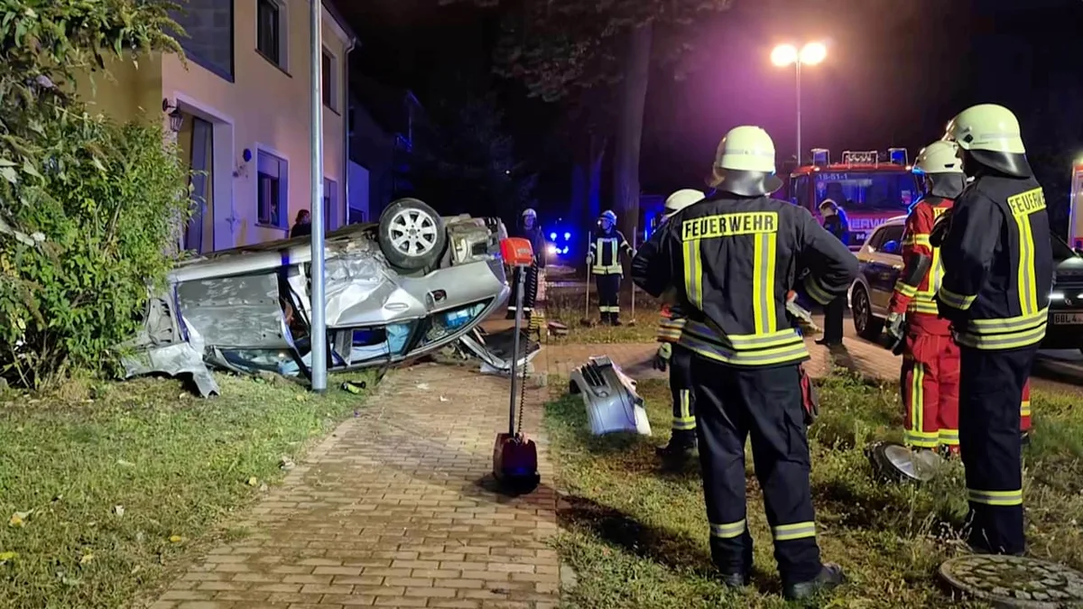 Brandenburg: Fahrer verliert Kontrolle - Auto pflügt durch Mauer in Vorgarten
