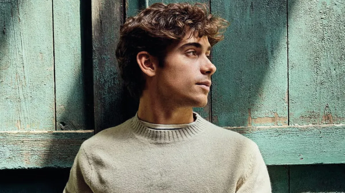 Franco Colapinto modelo: es tapa de una revista española con looks elegantes e informales