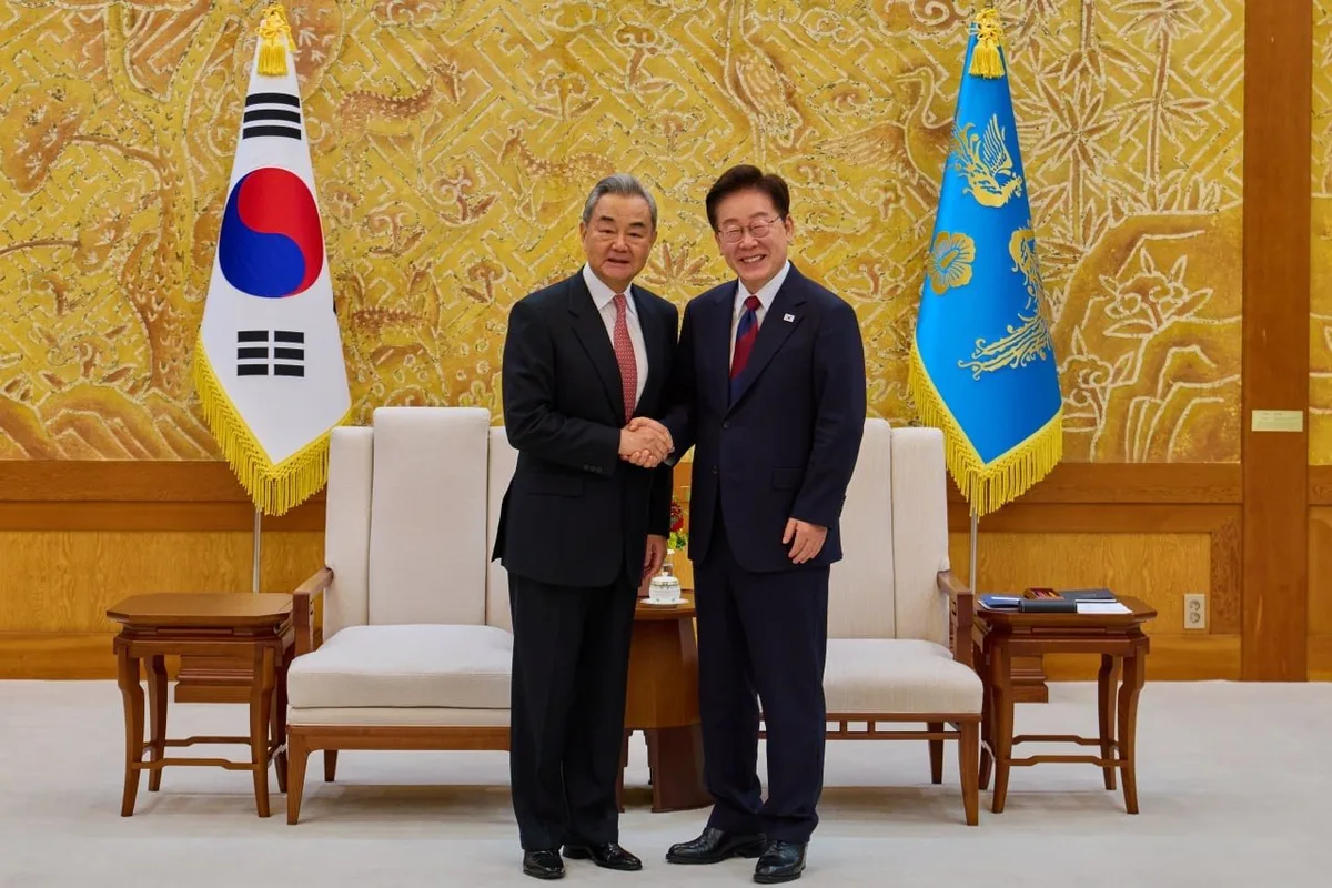 李, 왕이 접견하며 “한중관계 전면 복원 성과 만들고 있어”