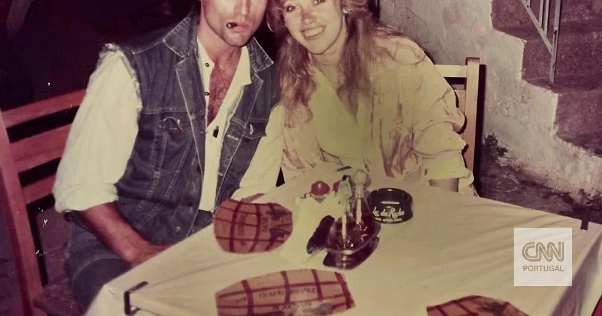 Ele pensou que nunca mais voltaria a ver o seu romance de férias na Grécia. Até que sentiu um toque no ombro