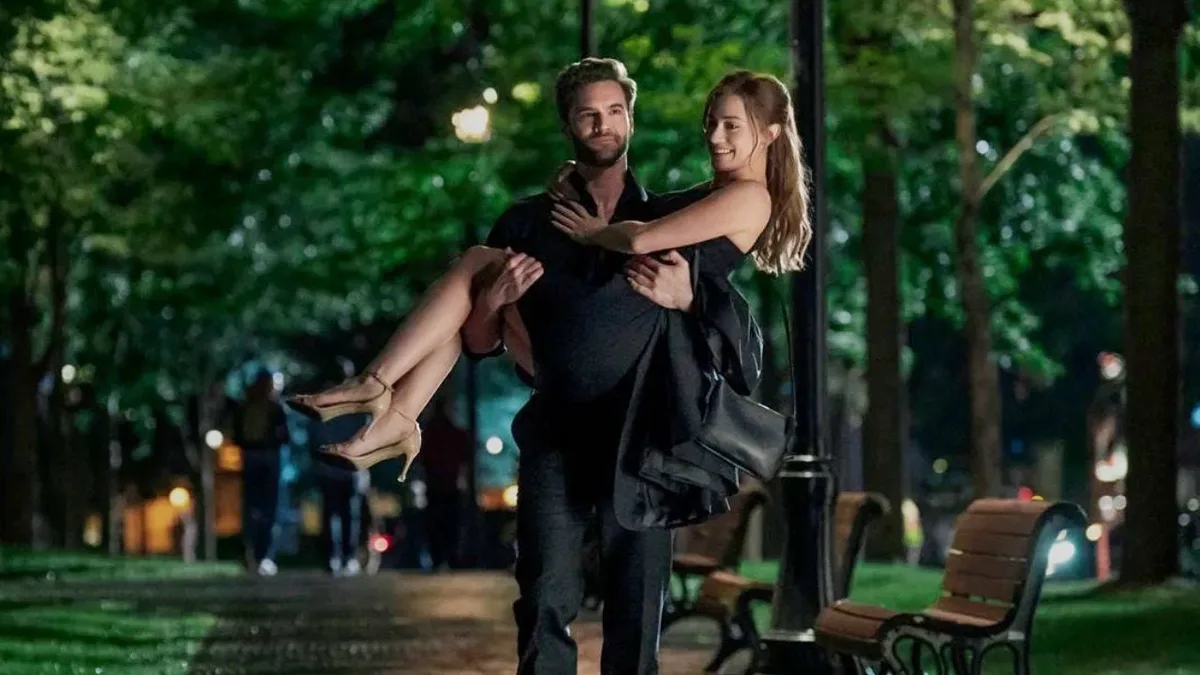 The Love Hypothesis : la comédie romantique avec Lili Reinhart et Tom Bateman est-elle vraiment l'adaptation du roman à succès ?
