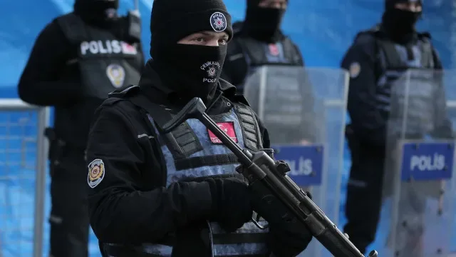 Tiroteio junto a escola na Turquia faz vários feridos. Suspeito detido