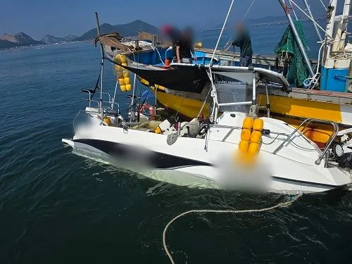 군산 앞바다서 어선과 충돌한 모터보트 전복…2명 전원 구조