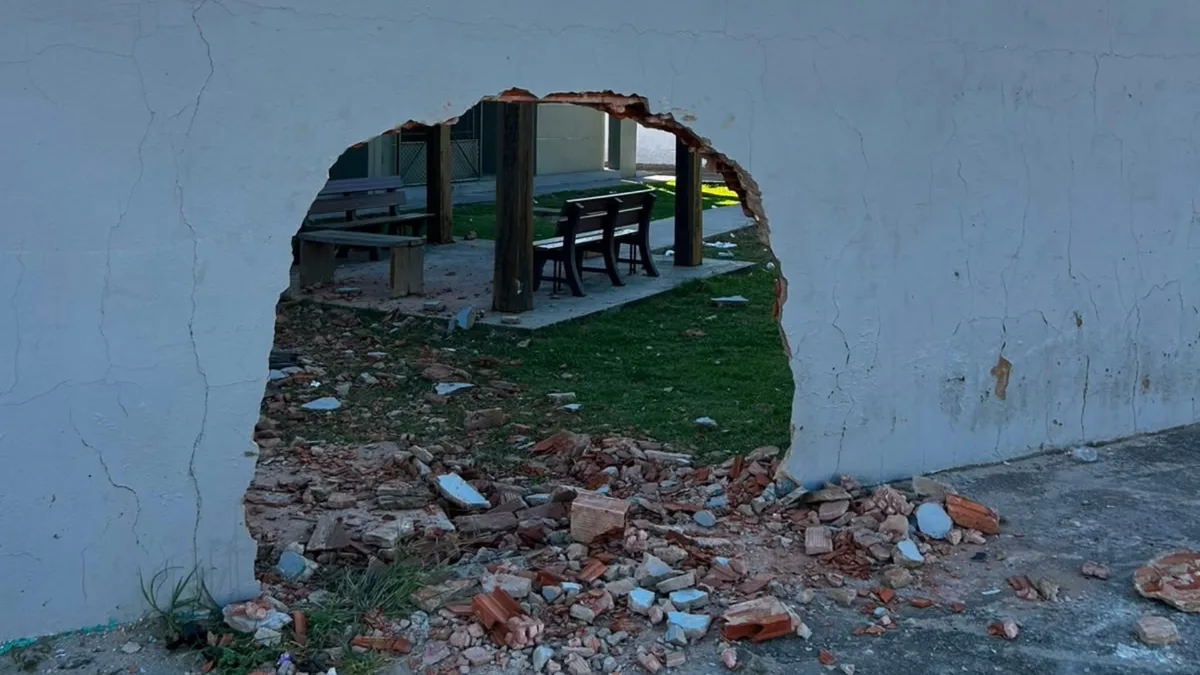 Veículo atinge e destrói parte do muro de escola no Ibes em Vila Velha