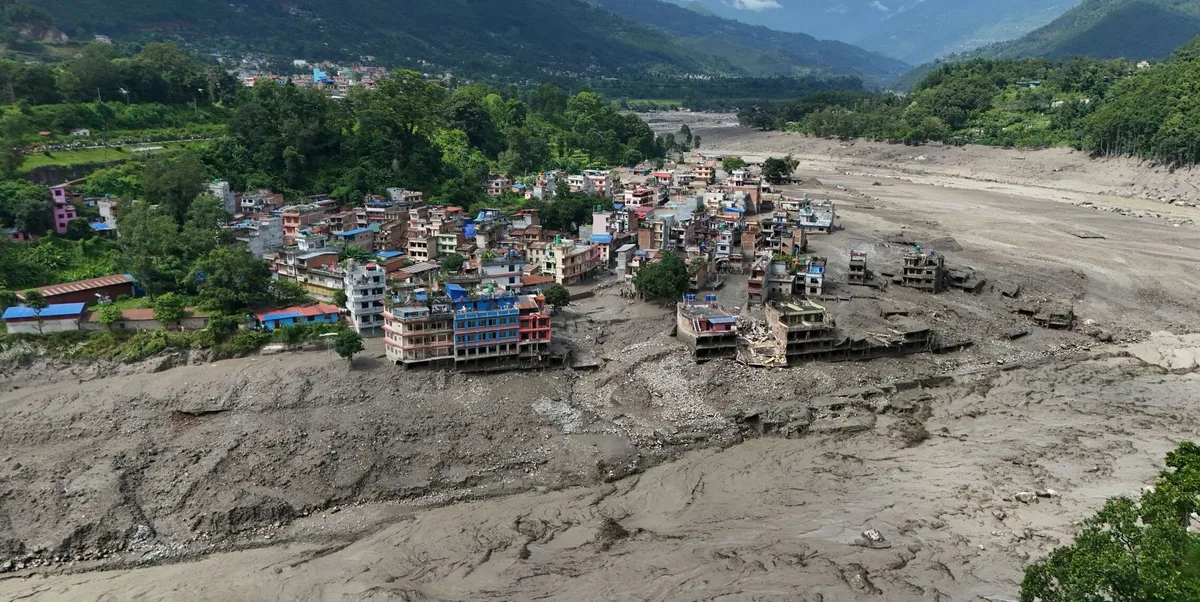Riada en Nepal: las impactantes imágenes de la avalancha de barro y agua que dejó a su paso pueblos destruidos y numerosos muertos y desaparecidos