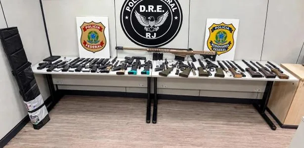 Polícia apreende fuzis e submetralhadora em furgão no RJ; homem é preso