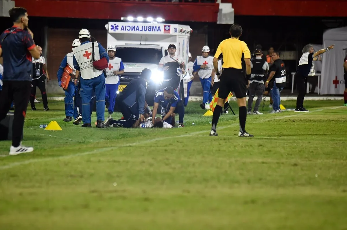 Jugador de Millonarios sufrió conmoción cerebral durante partido ante Cúcuta: salió en ambulancia y al rival solo lo amonestaron