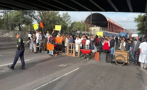 Comerciantes del Mercado San Juan bloquean Zaragoza; rechazan pagos electrónicos en Iztapalapa