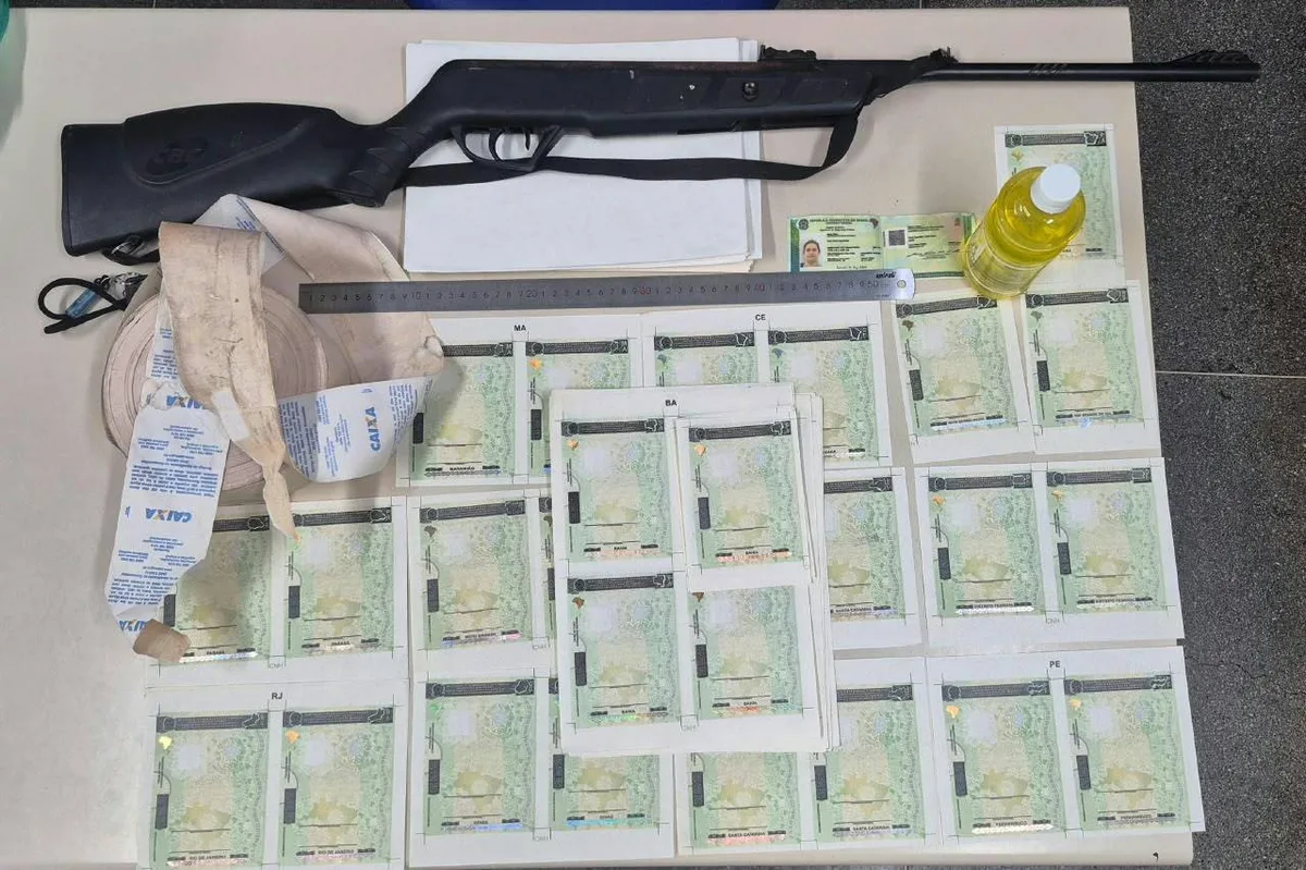 Homem é preso com mais de 50 CNHs falsas de diversos estados e equipamentos para impressão na Bahia