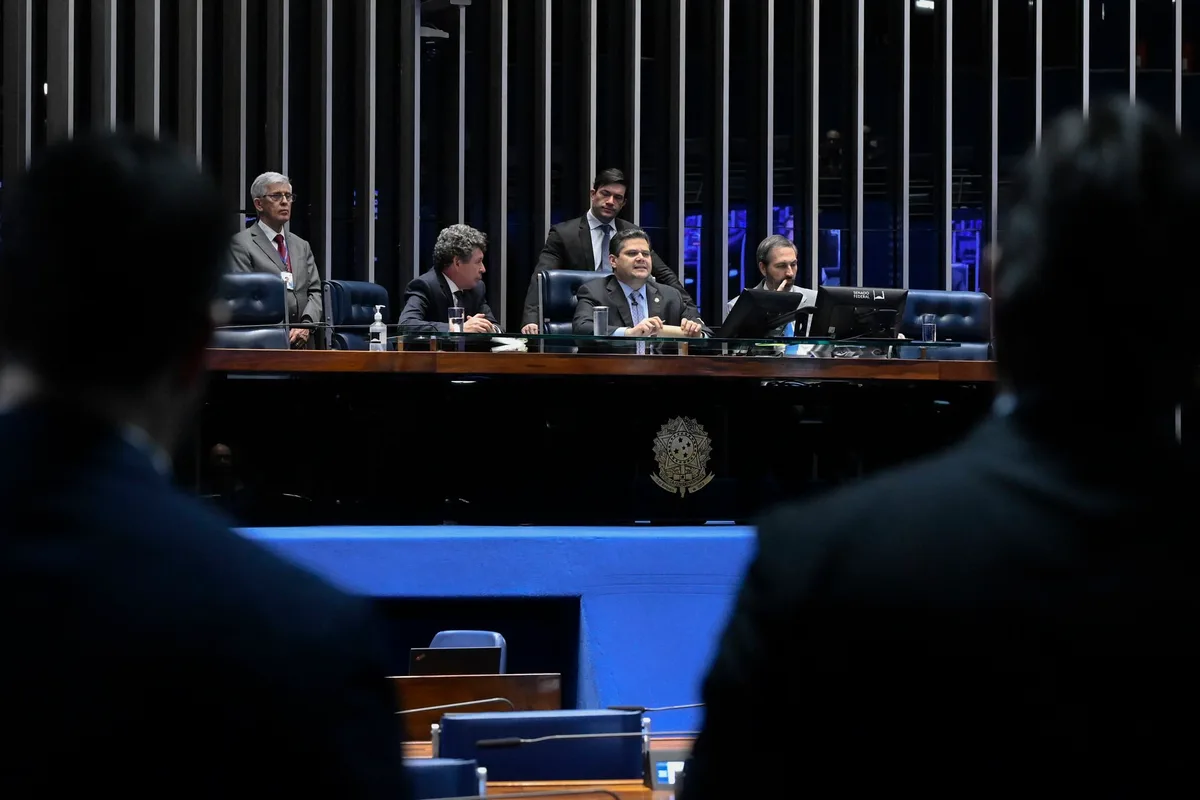 Fim da 6x1: Senado faz 3ª sessão de discussão; governistas dizem ter votos para aprovar PEC enquanto oposição tenta adiar