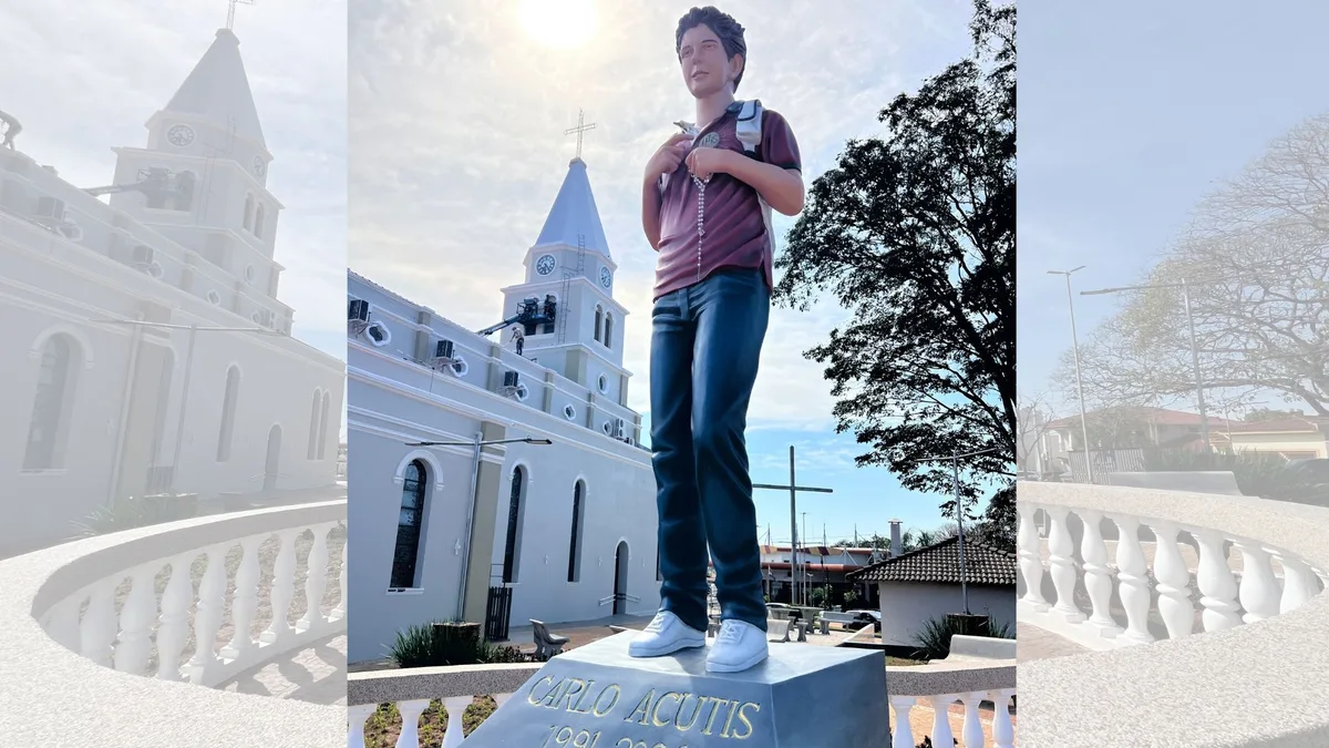 Com 2 metros de altura, estátua de Carlo Acutis, o 'santo da internet', é instalada em praça no interior de SP