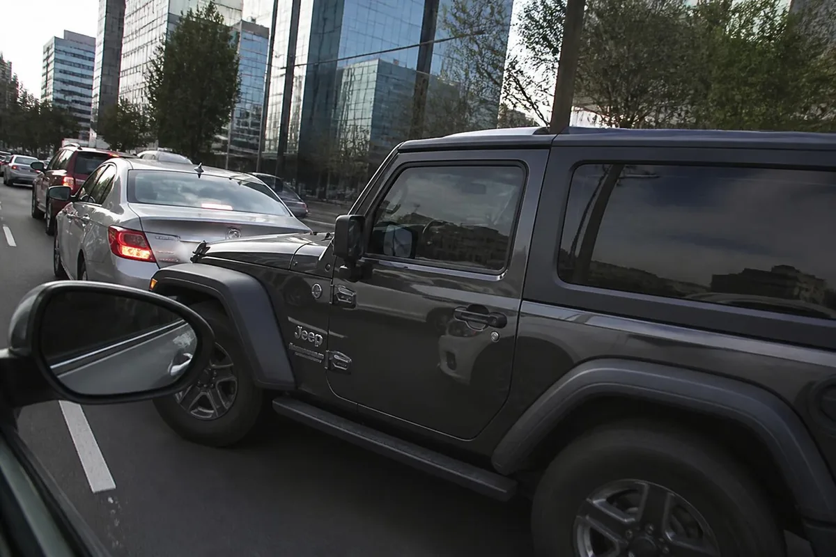 Montachoques de lujo en CDMX: exhiben a conductor de Jeep en presunto caso de extorsión