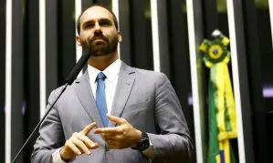 Eduardo Bolsonaro chama de arbitrária decisão de Moraes sobre cumprimento de pena