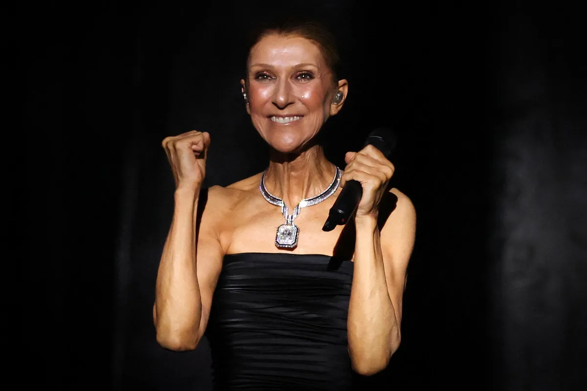 Double couac pour Céline Dion, qui en garde le sourire, lors de son 11e concert à la Plenitude Arena