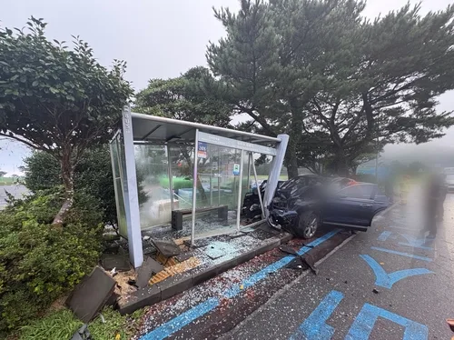 제주 516도로서 차대차 사고, 마방목지 앞 정류장 '박살'