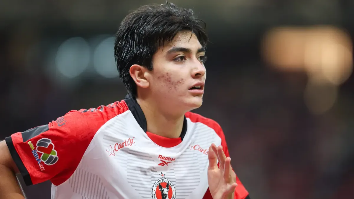 Afición de Chivas abuchea a Gilberto Mora en el Estadio Akron