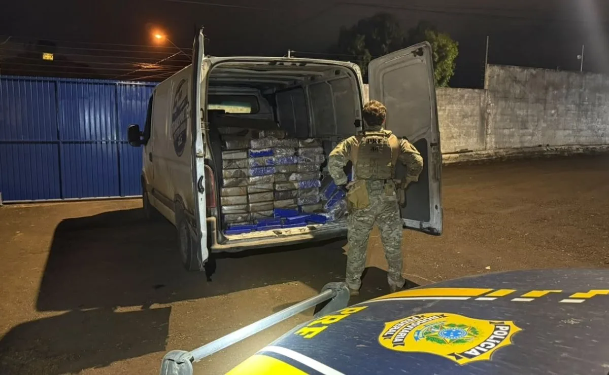 “Achei que era só madeira”: Motorista é preso com 350 kg de maconha escondidos em van em Cascavel