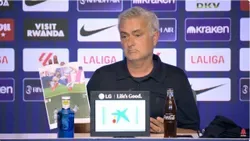 VÍDEO: Mourinho leva fotos de lances do dérbi para a sala de imprensa