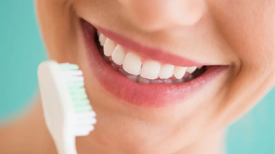 Sur les réseaux sociaux, attention aux recettes "miracles" pour se "blanchir" les dents