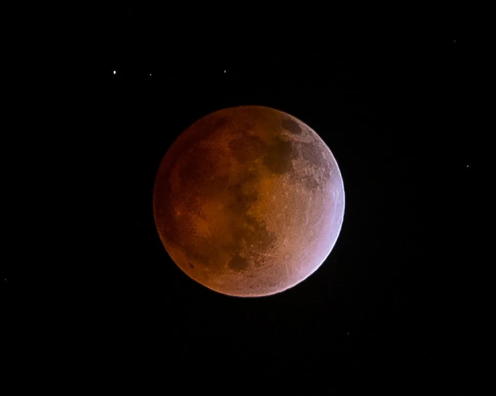 É noite de eclipse lunar; não, não é um monstro vingativo a comer a Lua