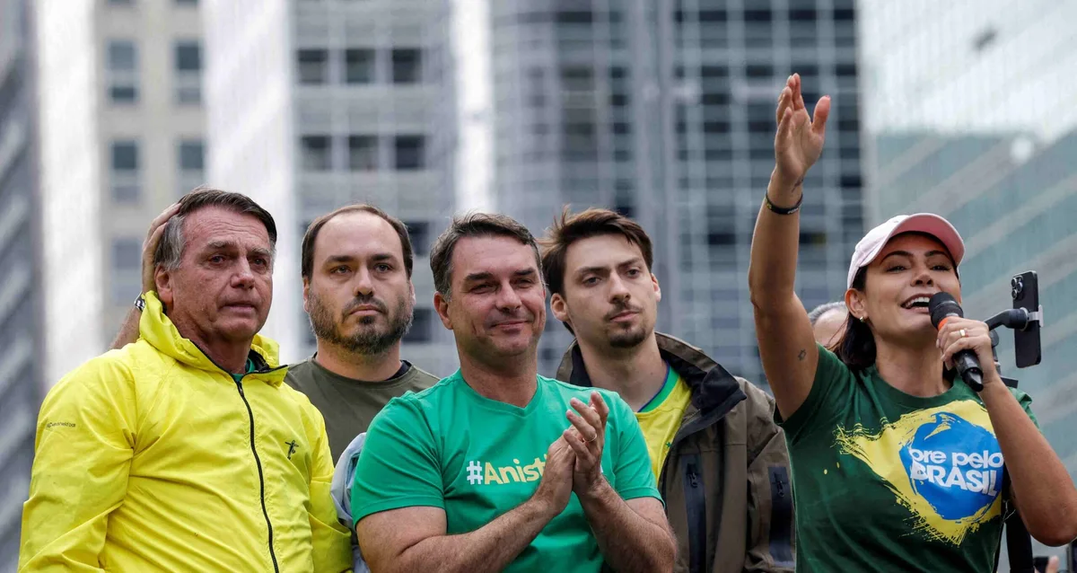 Michelle se reúne com Flávio Bolsonaro pela 1ª vez após desavenças: ‘Qual família é perfeita?’
