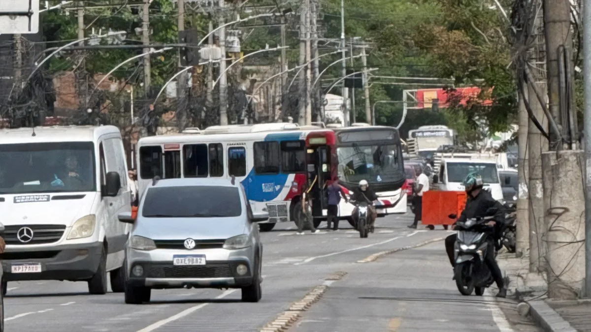 Dezoito ônibus são tomados como barricadas na Zona Norte do Rio