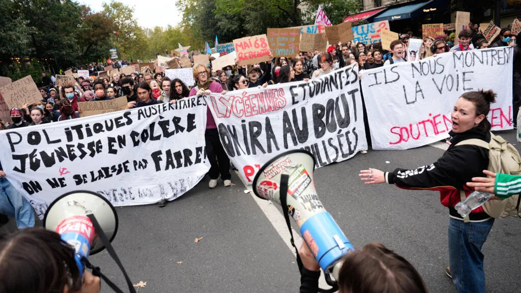 França inicia negociação de orçamento sob risco político, enquanto protestos estudantis ganham fôlego
