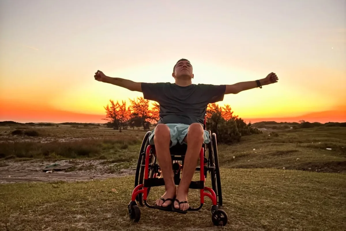 Javier Arias, de 37 años, viaja por Sudamérica en silla de ruedas: “La discapacidad no es un límite ni un obstáculo; podemos hacer muchas cosas”
