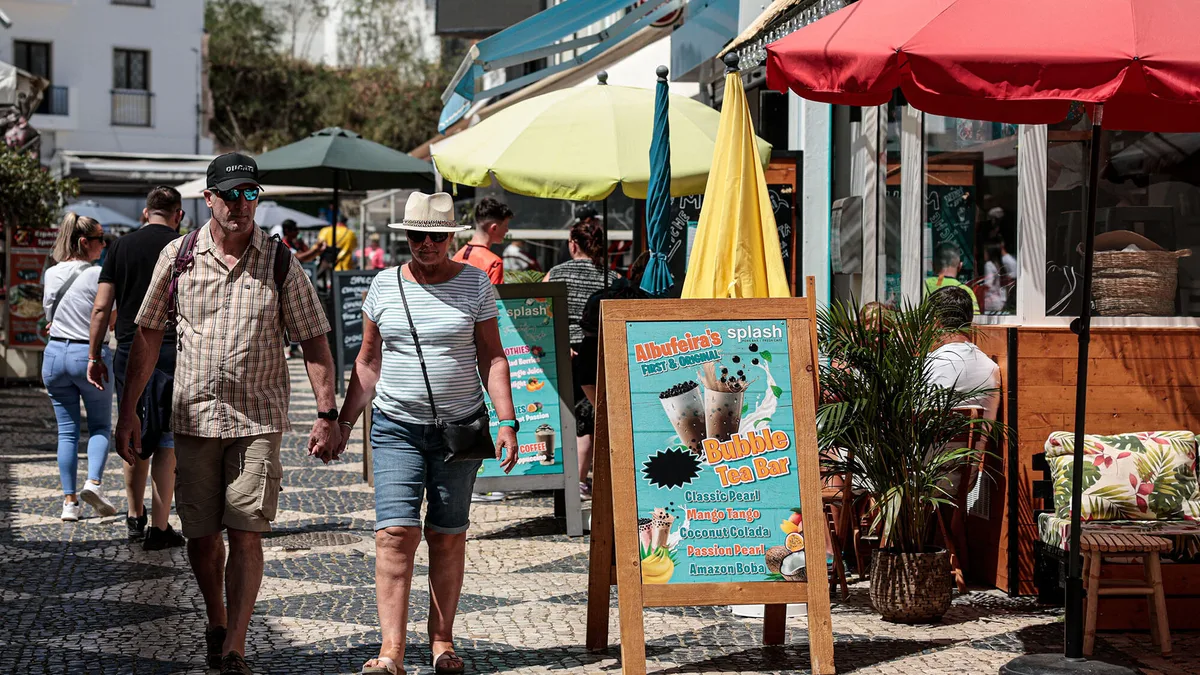 Dormidas de residentes crescem 5% em julho e animam turismo