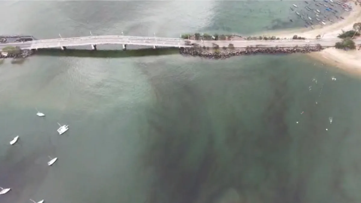 Mancha volta a aparecer no mar da Curva da Jurema após cinco meses