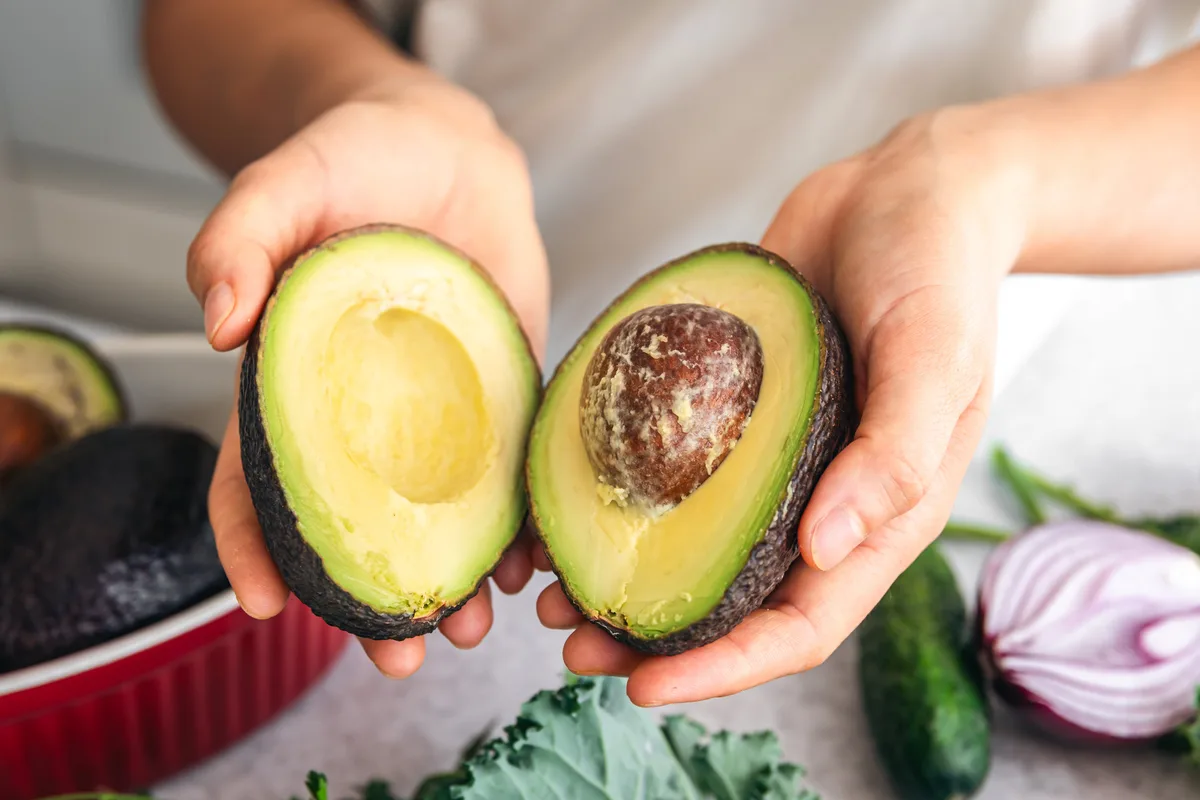 Cómo madurar un aguacate cortado antes de tiempo y evitar que se dañe: este es el secreto