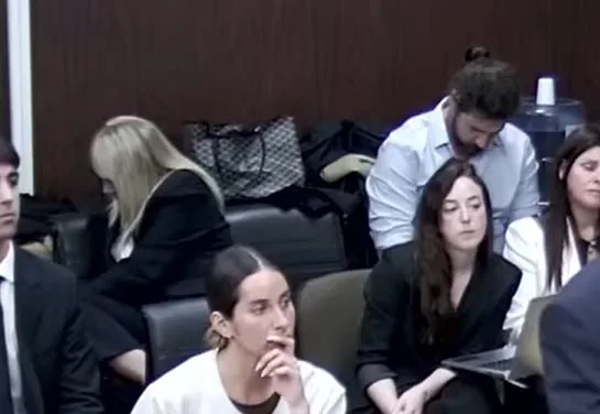 Claudia Villafañe, Dalma y Gianinna se dieron vuelta para no ver una foto del cuerpo de Maradona en el juicio