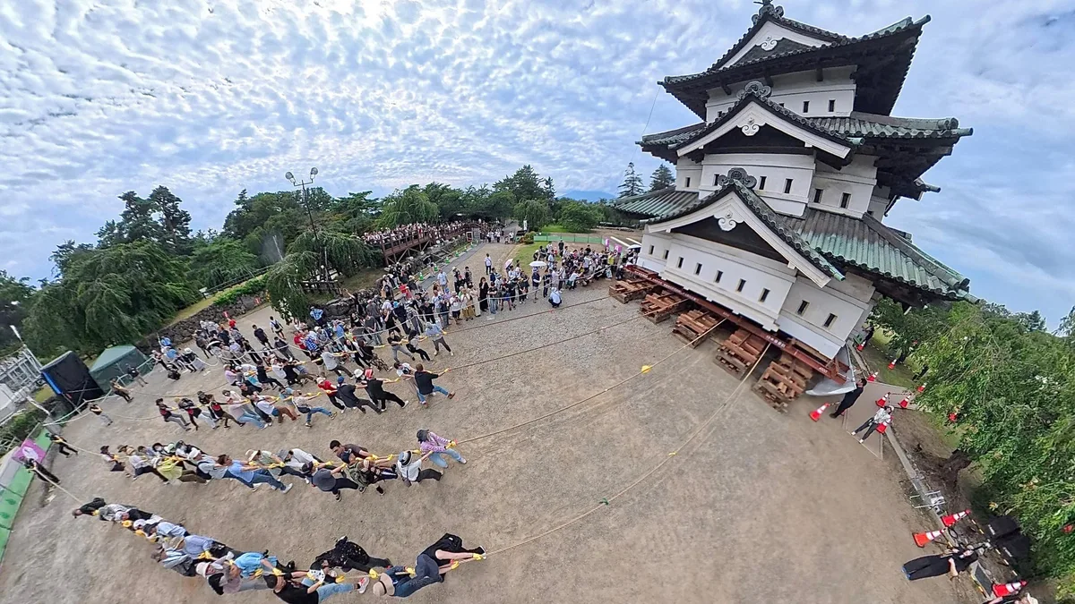Le chantier le plus fou depuis 111 ans: près de 2.000 Japonais tirent un donjon de 360 tonnes pour le déplacer de quelques mètres