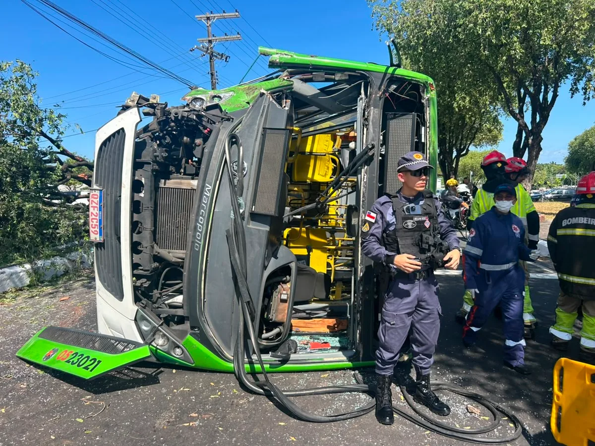 FOTOS: Veja imagens do acidente que deixou ônibus capotado e 21 feridos em Manaus