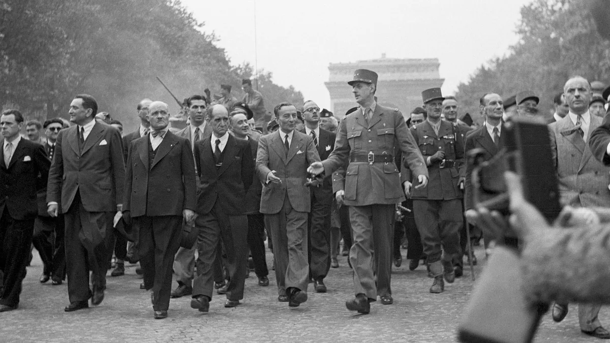 Banderas en los balcones, barricadas en las calles y abrazos con desconocidos: el día que París se liberó del terror nazi