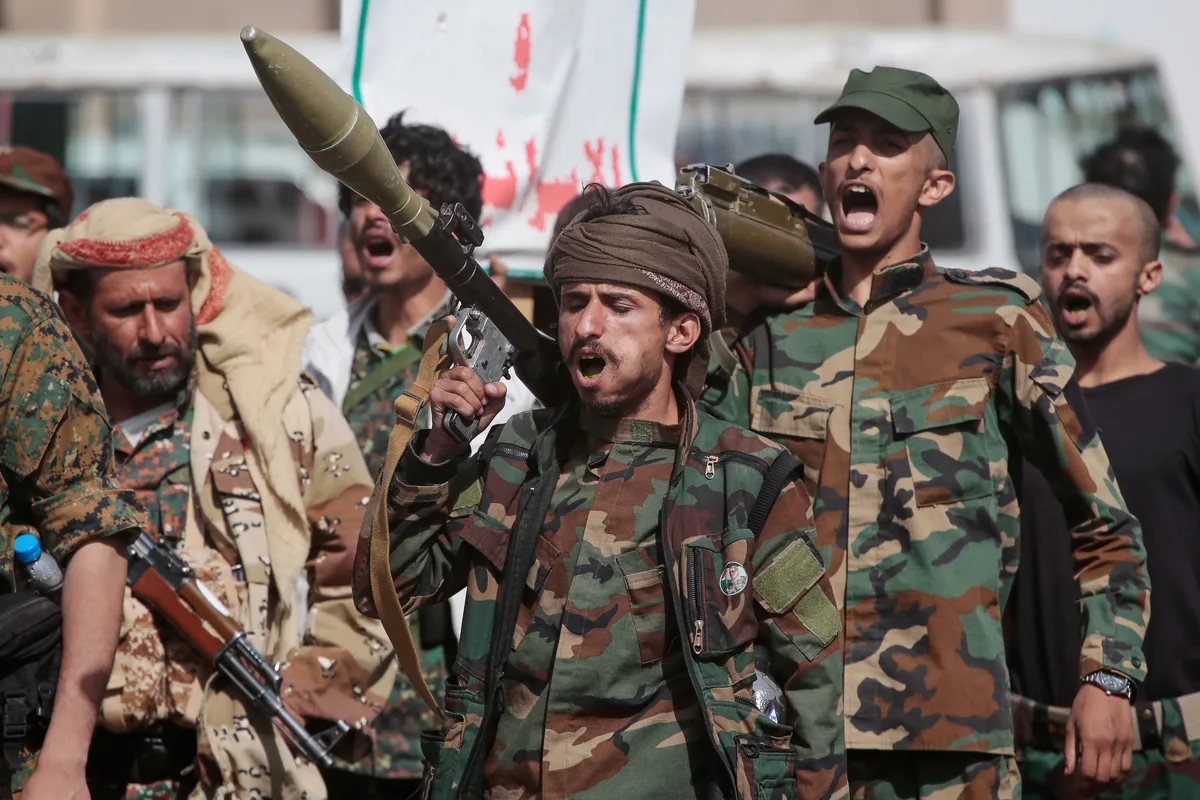 Los rebeldes hutíes avanzan sobre una ruta clave del petróleo y Arabia Saudita le pide ayuda militar Trump