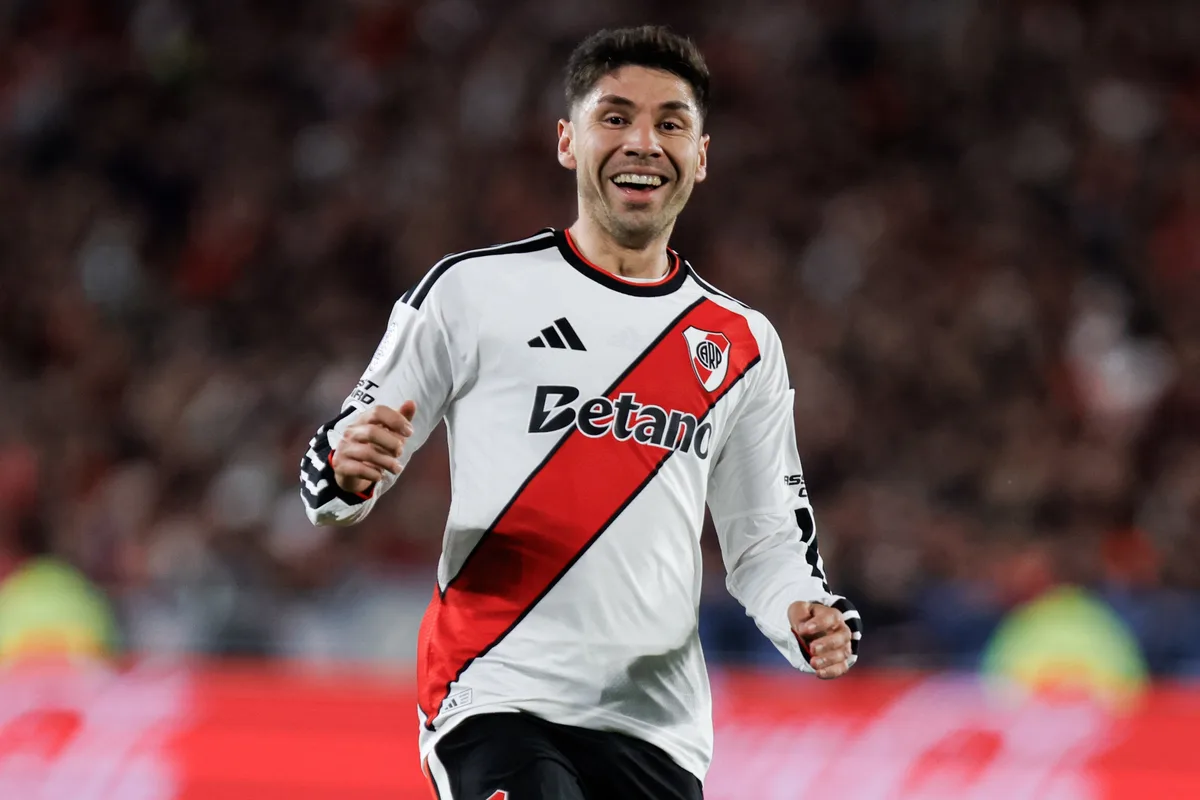 A qué hora juega River vs. Huracán y por dónde se puede ver en vivo