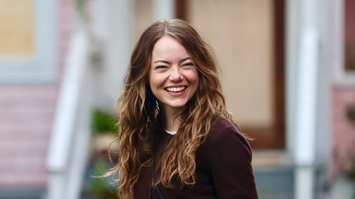 Nol García, peluquero, sobre el pelo largo de Emma Stone y Florence Pugh: "El cabello crece un centímetro al mes, pero existen diferencias individuales importantes"