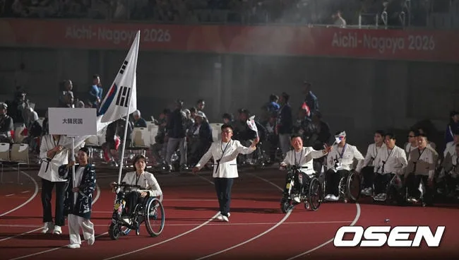 [사진]태극기 휘날리는 장민호 윤지유