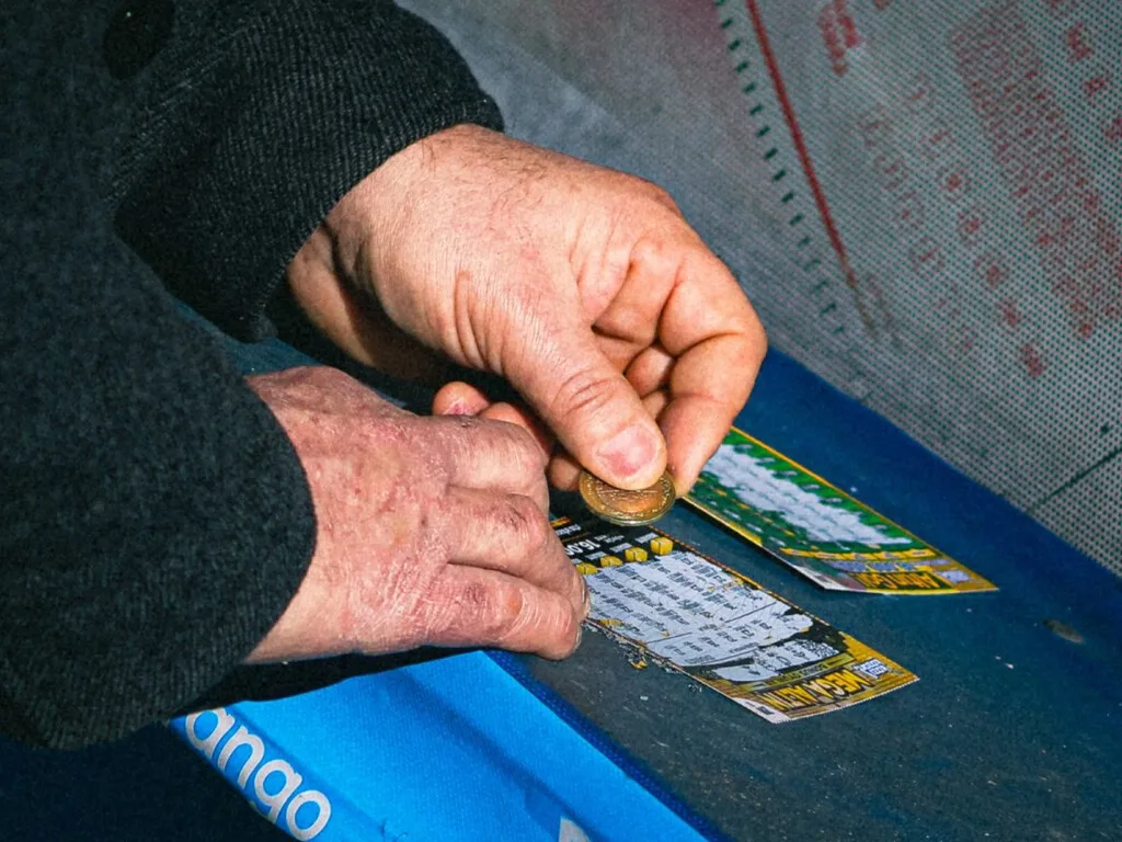 Este hombre de 80 años se ganó 51 millones de pesos en la lotería y tenía claro qué hacer con el premio: una red de distribución de drogas